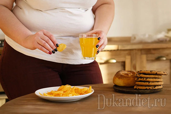 Медики выяснили, чем запивать тяжелую пищу, чтобы не откладывался жир